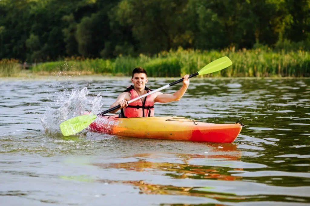 hombre-kayakista-salpicaduras-agua-mientras-kayak-lago ARENAL